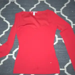 Jättefin röd tröja från h&m i strl xs