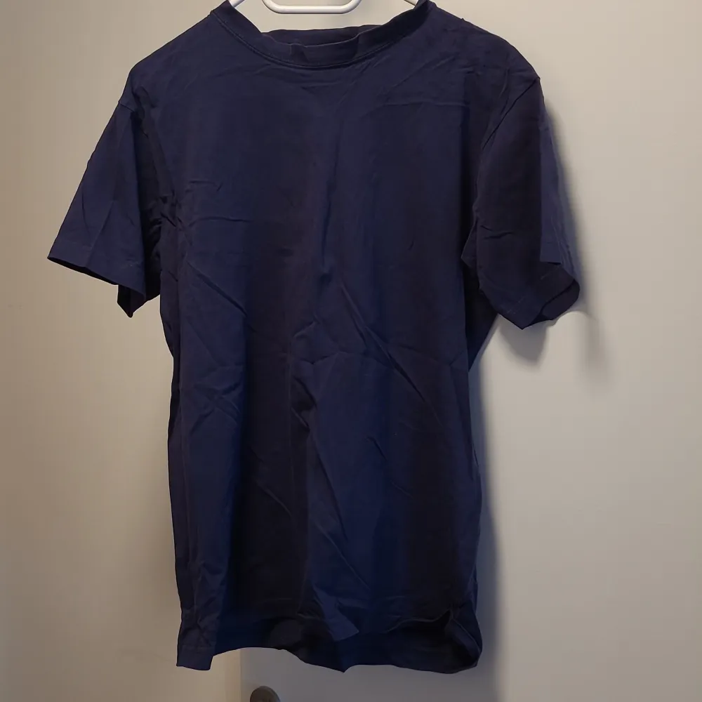 Size S lightly used and in good condition t-shirt. Feel free to contact us in Swedish or English. . T-shirts.