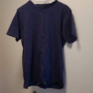 Size S lightly used and in good condition t-shirt. Feel free to contact us in Swedish or English. 