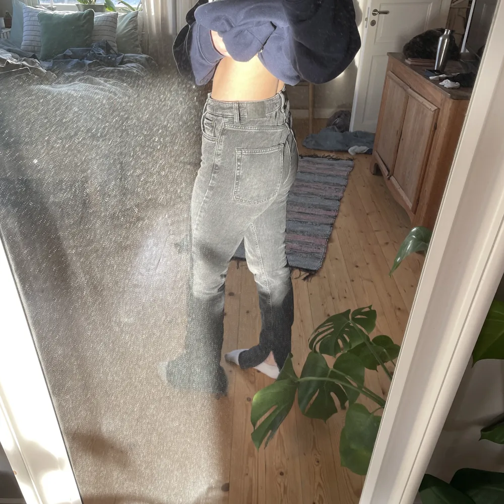 Ett par mörkgråa jeans med slits nedtill från Zara. Obs!! Se bild 3 då slitsen är fransad. Jeans & Byxor.