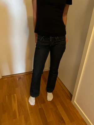 Lee jeans - Säljer dessa supersnygga lågmidjade Lee jeans då dom är en aning försmå för mig💕💕 midjemått: ca 75-78
