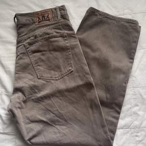 bruna/grå/beigea jeans från sweet sktbs, storlek S. sparsamt använda, fint skick. nypris typ 700, säljer för 200kr +frakt