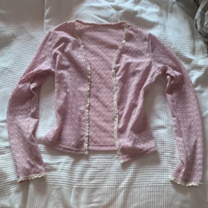 Dollete kofta - Säljer den här jättesöta koftan eftersom den sitter lite tajt på mig :/ Skriv för fler bilder💗 