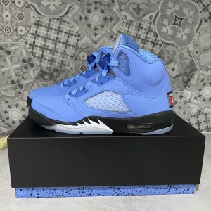 Jordan 5 UNC - Ett par helt nya Jordan 5 University blue till ett bra pris, helt nya och oanvända inte testade. Har kvitto, Retail runt 3300 plus frakt upp till 4-5000kr på vissa ställen. Vann skorna på ett drop. Hör av er för fler frågor, Heatshopsweden  Heatshopsweden