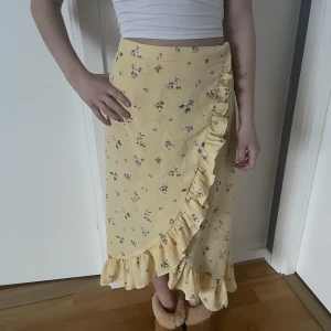 Långkjol  - Jätte fin långkjol med gulliga blommor till sommaren/våren! Använd fågalgånger. 