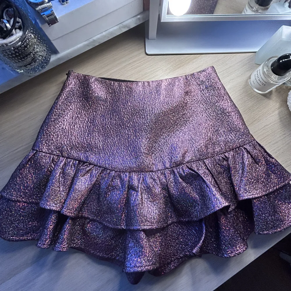 Helt slutsåld zara kjol!! Super fin att ha när man ska vara extra fin🥰 beställde den för runt 1 år sedan men säljer då den aldrig kommer till användning.  skriv vid fler frågor eller bilder!  KÖPARE STÅR FÖR FRAKT 😇. Kjolar.