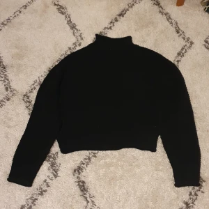 Svart stickad tröja - Svart stickad tröja  Den är lite genomskinlig Litet hål på vänster arm (bild 3) 