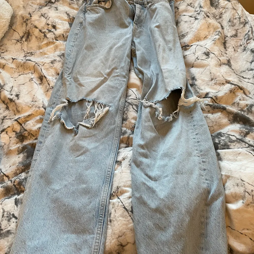 Ljusblåa jeans från Gina tricot, stl 36. Säljer pga att jag aldrig använder dem längre. Fint skick och inte använt mycket. 100kr. Kan mötas upp i Katrineholm eller skicka men då står köparen för frakten!. Jeans & Byxor.