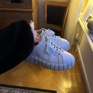 Vita eytys - Säljer mina vita eytys i modellen odessa. Skicket är super fint bara att de är lite smutsiga på vissa ställen. Nypris på dessa är 2000, mitt pris 1500. Hör av er vid frågor eller om ni vill ha fler bilder💕💕