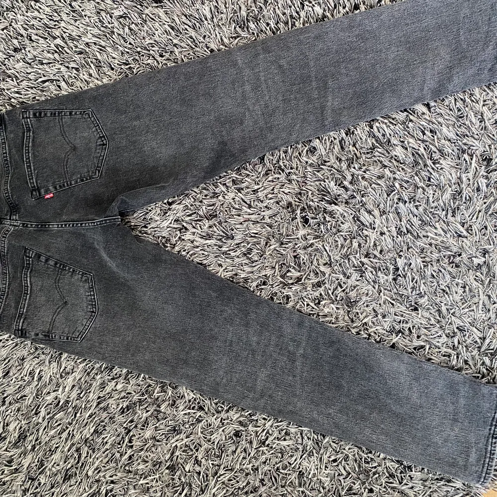 Säljer ett par Levis jeans model 502 storlek 30/32. De är ett par jeans med en fin grå färg och med svarta segment. Säljer dem då de är för stora för mig, de är inte använda särskilt mycket och de är i väldigt bra skick. Ordinarie pris är 1099kr.. Jeans & Byxor.