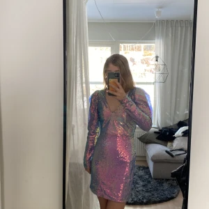 Paljettklänning  - Fin paljettklänning i riktigt fint skick (använd ca 2 gånger). Storlek 34 passar xs-s. Säljer då den börjar bli för kort. Den är från nelly och nypriset är 499 kr.