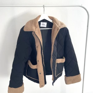 Perfekt höst jacka från Envii - Kort Höst/Vinter jacka från Envii. Köpt i Danmark men tyvärr i fel storlek. Varm och fodrad. Dragkedja samt knappar. Köpt för 1600kr