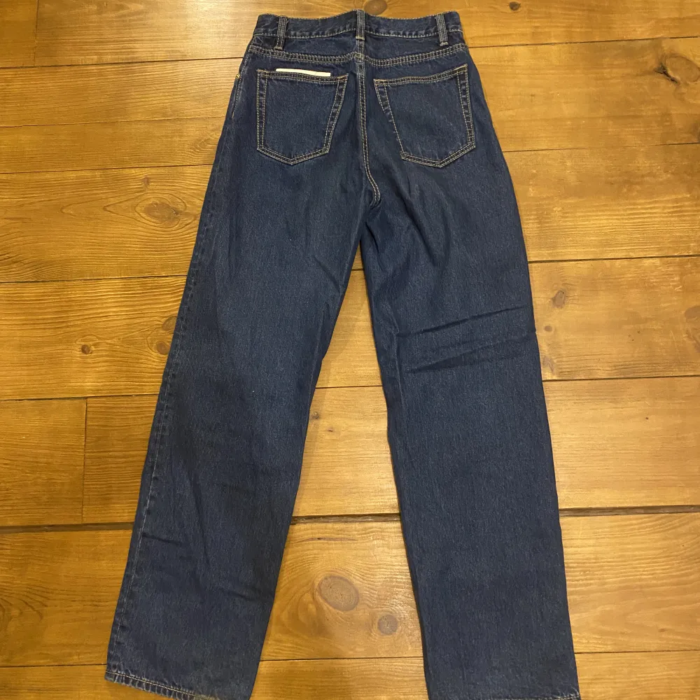 Eytys Benz Jeans i mörkblå färg. Jätte bra skick, knappt använda. Fraktas från Amsterdam. Original pris: 2500 kr. Jeans & Byxor.