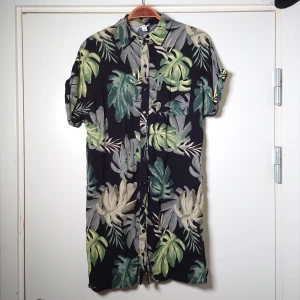 Lång blus - En lång blus med djungelmönster, monsterablad osv! Storleken passar M. Finns hyllsor för att ha ett skärp i, men  den ena är trasig (se bild). Dom kan enkelt tas bort om en vill, eller sys fast🌱