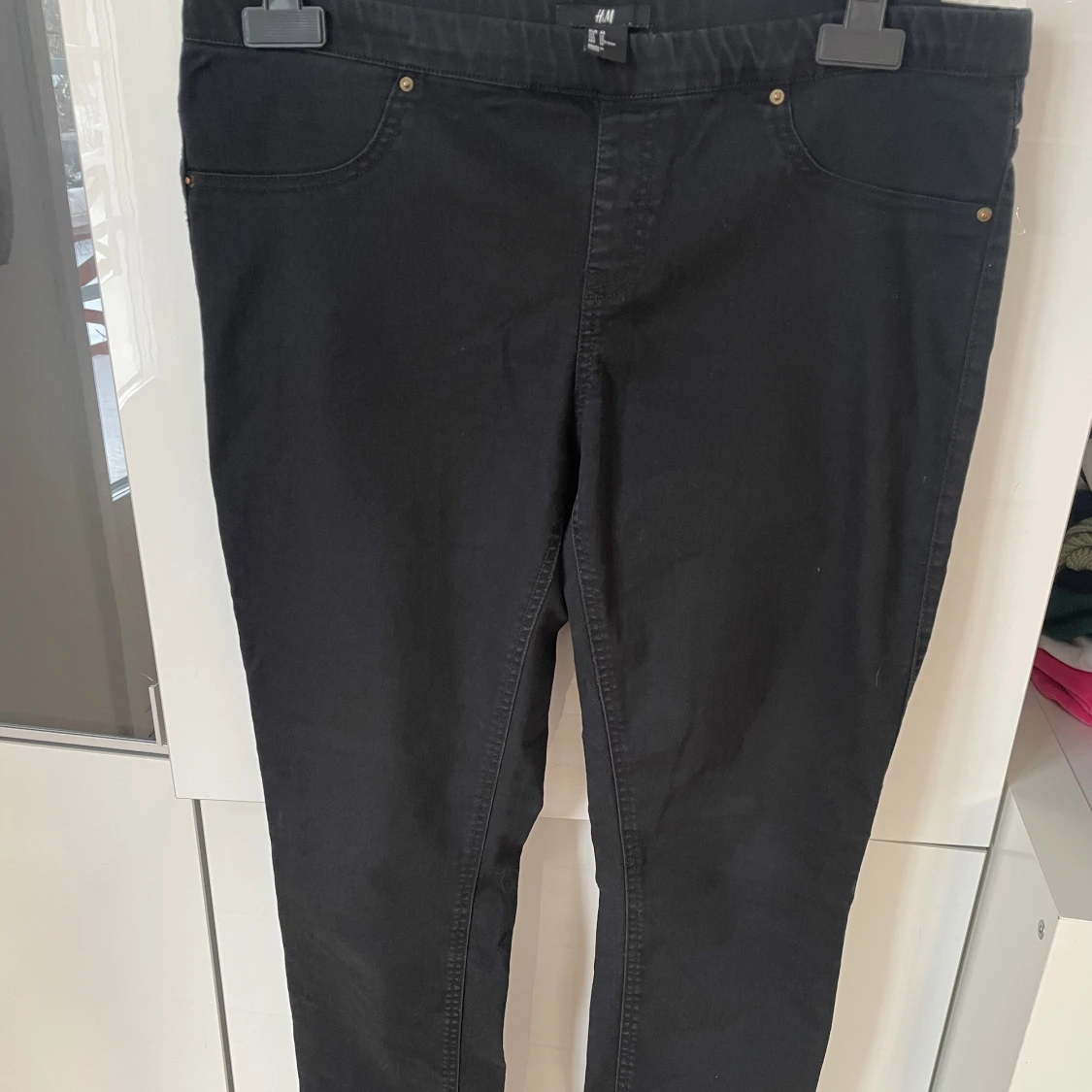 Svarta tighta jeans utan knapp från HM storlek 44