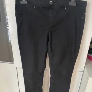Svarta tighta jeans utan knapp från HM storlek 44 - Svarta tighta jeans utan knapp från HM storlek 44