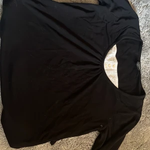 elena gilbert tröja - lång tröja, svart storlek M men passar mig med S💕säljes för 90kr+frakt