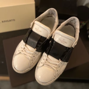 Valentinos skor (Läs) - Hej säljer nu mina Valentino skor. Skorna är strl 43. Skorna kan skickas.  Skorna är väldigt slitna på sulorna (bild kan lösas) och lite slitna där fram på skon. Låda, dustbags medföljer. Har tyvärr tappat bort kvittot men har de på bild, skriv för mer in