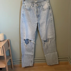 Jeans med hål - Ljusblåa jeans med slitningar vid knäna. I gott skick☺️