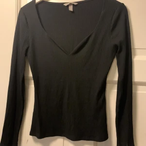 Urringad Svart långarmad tröja - Säljer denna populära svarta urringade tröjan från hm. Använd typ tre gånger & i fint skick. Skriv för frågor!💗