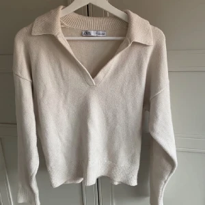Stickad tröja - Stickad tröja från zara, skulle säga att den även passar xs💗