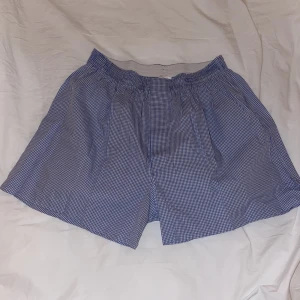 Shorts - Säljer dessa shortsen. Pga för stora och går ej att göra retur🥹 Så aldrig använda. Skulle säga att de passar M men om man vill ha oversize passar de S också!💕