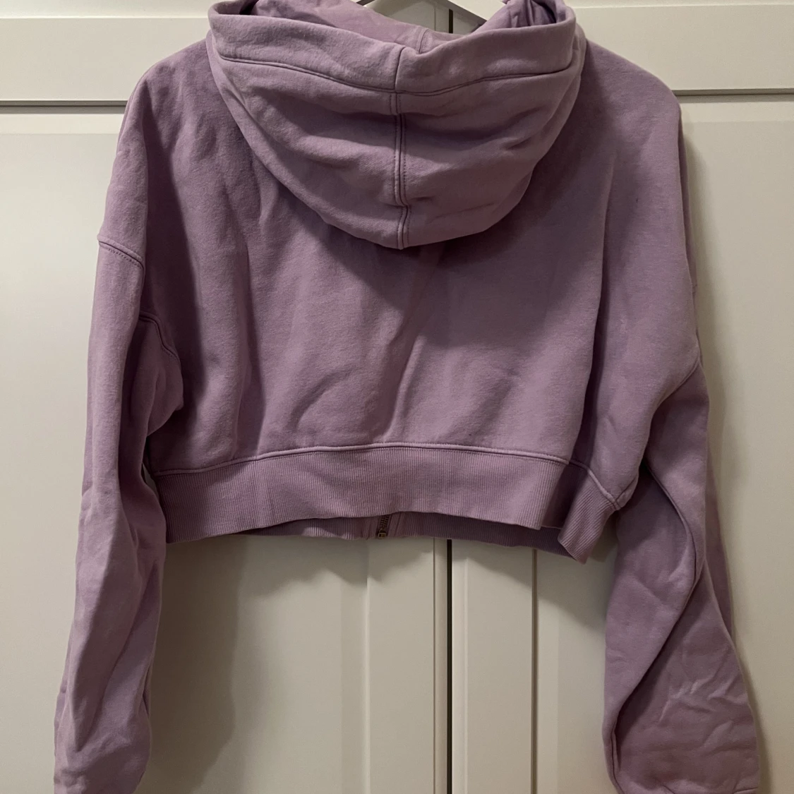 Croppad hoodie från H&M - 90