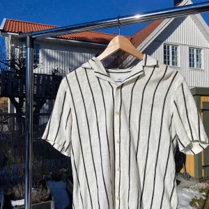 Skjorta - Snygg sommaskjorta från Zara i storlek S. Säljer då den är för liten. Bra skick då den inte är använd så mycket.