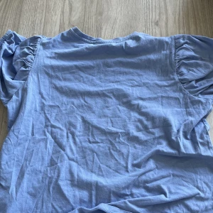 T-shirt 👍🏻 - Säljer denna tröjan ifrån lager157 med puffärmar, storlek xs, ordinarie pris 110kr, ny pris 60kr👍🏻