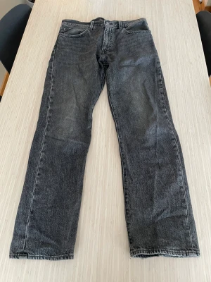 Levis 551z strl 34/34 - Säljer dessa snygga jeans som är en liknande modell som 501orna. Säljer dom eftersom dom inte kommer till användning. Skicket är 7/10 då de är använda några gånger. Nypris 1199