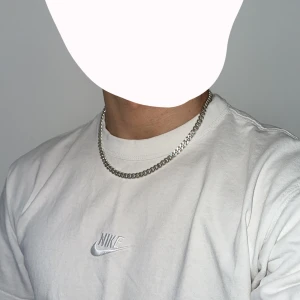 Silverhalsband - Säljer mitt silverhalsband jag inte använder längre. Köpt för 2200kr och kvitto finns såklart!