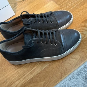 Lanvin - Köptes förra sommaren för 3 438kr På Ilum i Köpenhamn. Storlek 43/44. Skick 9/10. Har digitalt kvitto.