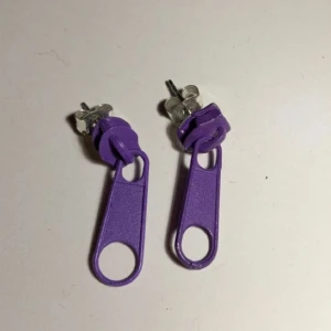 Lila dragkedje örhängen💜💜💜 - Ett par supercoola lila örhängen!!!💜💜