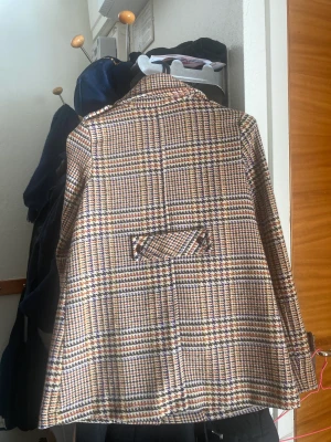 En snygg jacka - En duffel färgad jacka