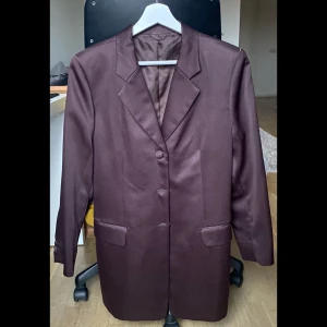 Kavaj - Brun längre kavaj med lite shoulder pads och i mycket bra kvalitet och skick! Lappen är borttagen av tidigare ägare men skulle säga storlek M 🤎 (den har alla tre knappar, glömde bara att knäppa dom lol)