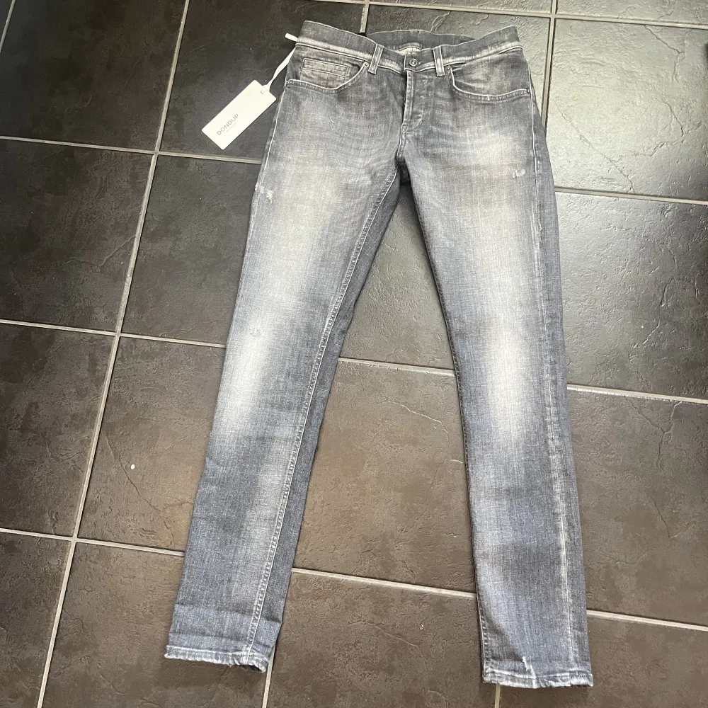 Tja, jag säljer ett par helt nya oanvända dondup George jeans. Storlek 31. Nypris 3100kr, mitt pris 1999kr, som sagt helt nya och oanvända.. Jeans & Byxor.