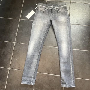 Dondup George jeans, storlek 31 - Tja, jag säljer ett par helt nya oanvända dondup George jeans. Storlek 31. Nypris 3100kr, mitt pris 1999kr, som sagt helt nya och oanvända.