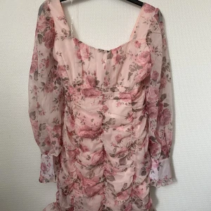 Somrig klänning från EillyBazar - Suuperfin klänning jag köpte häromveckan från secondhand men som tyvärr var för stor för mig. Perfekt nu till våren/sommaren 🌸🌷☀️