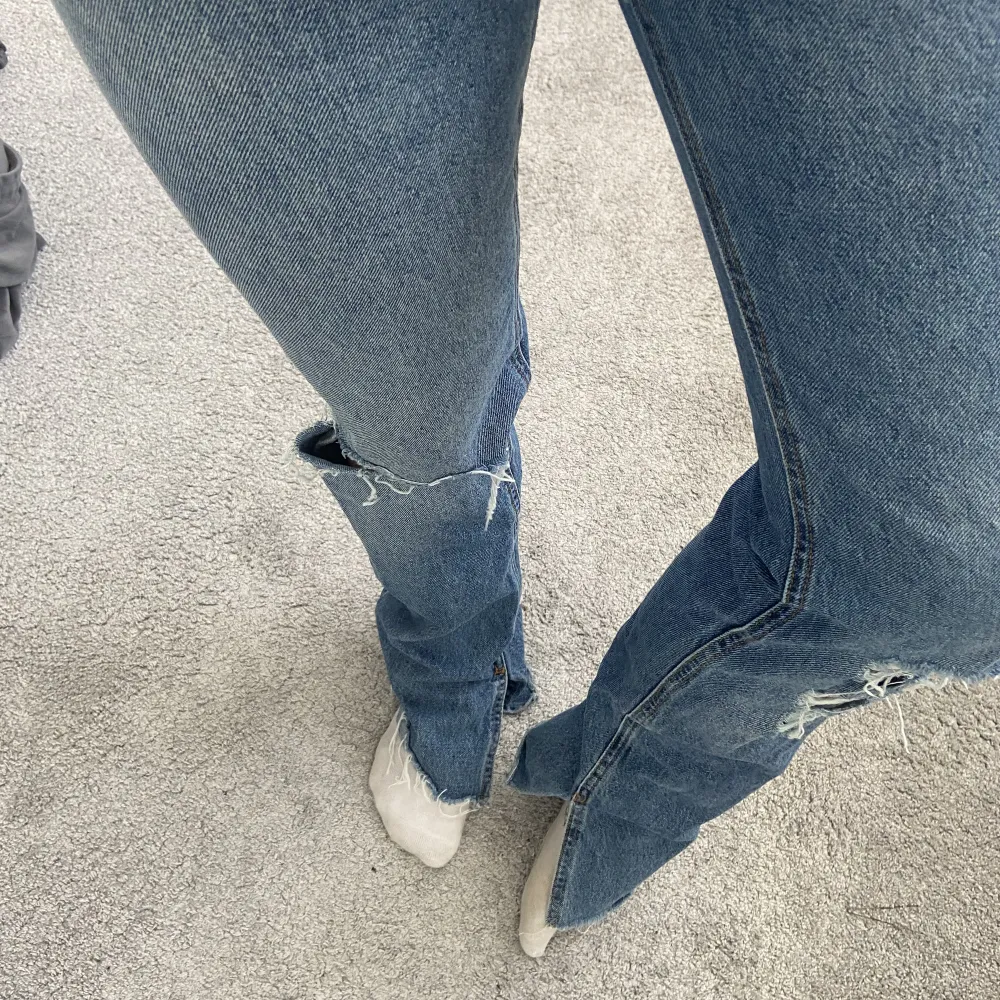 Jag säljer 2 av mina favorit jeans då dom har blivit för små. Båda är i storlek 34/36. Jag är 170 cm och dom är långa på mig. Om man köper båda kan man få för bra pris. Ena byxan har slits längst nere. . Jeans & Byxor.