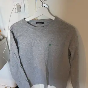 Långärmad grå tröja från Boohoo, fint skick