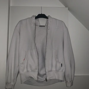 Vit ziphoodie - Vit ziphoodie, använt skick, kan vara lite knottrig men superfin ändå.