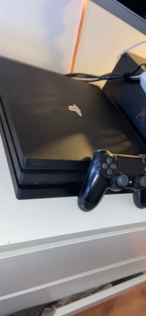 Ps4 pro - Säljer det då jag inte använder det längre. Med följer en kontroll och laddare till kontrollen