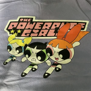 T-shirt  - Oversized t-shirt med Powerpuffpinglorna-tryck. 