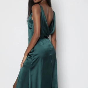 Balklänning - Balklänning från bubbelroom köpt för ca 3 år sedan till skolbalen i 9an. Använd endast en kväll, inga defekter.