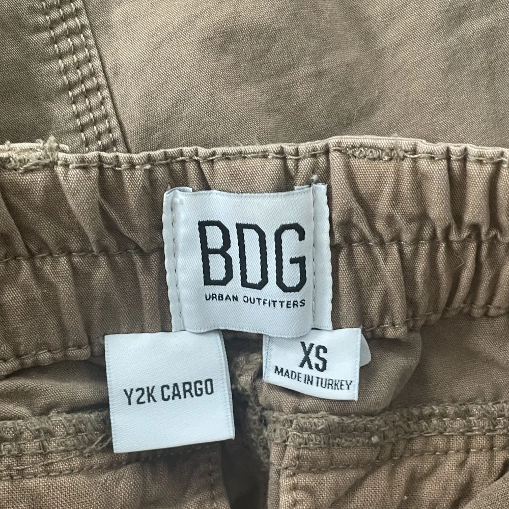 Säljer nu mina BDG Brown Y2K Low Rise Cargo Pants från Urban outfitters i storlek xs då det inte längre är min stil. Endast använda några få gånger och är i bra skick. Köparen står för frakt! Meddela om du har några frågor💕. Jeans & Byxor.