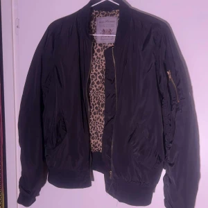 Bomberjacka leopard  - Bomberjacka med Leopard innertyg