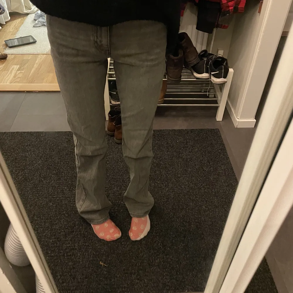 Jag säljer mina lågmidjade gråa jeans från Ginatricot! Säljer dom pågrund av att dom aldrig kommer till användning. Storlek 32. Jeans & Byxor.