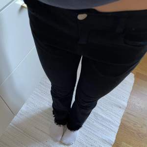 Svarta Lågmidjade jeans, nästan aldrig använda pga för korta på mig, passar nog folk runt 160❤️ supersnygga och sköna