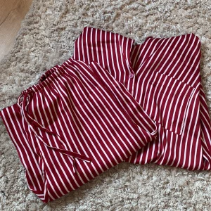 Pjyamas set 💓 - GRATIS FRAKT💓Säljer dessa super sköna pyjamas set i silke, de är hur skönt som helst men kommer inte till användning💓 skriv privat för mer information bilder eller om du bara vill köpa en av delarna ❤️jag köpte för 300 kr 