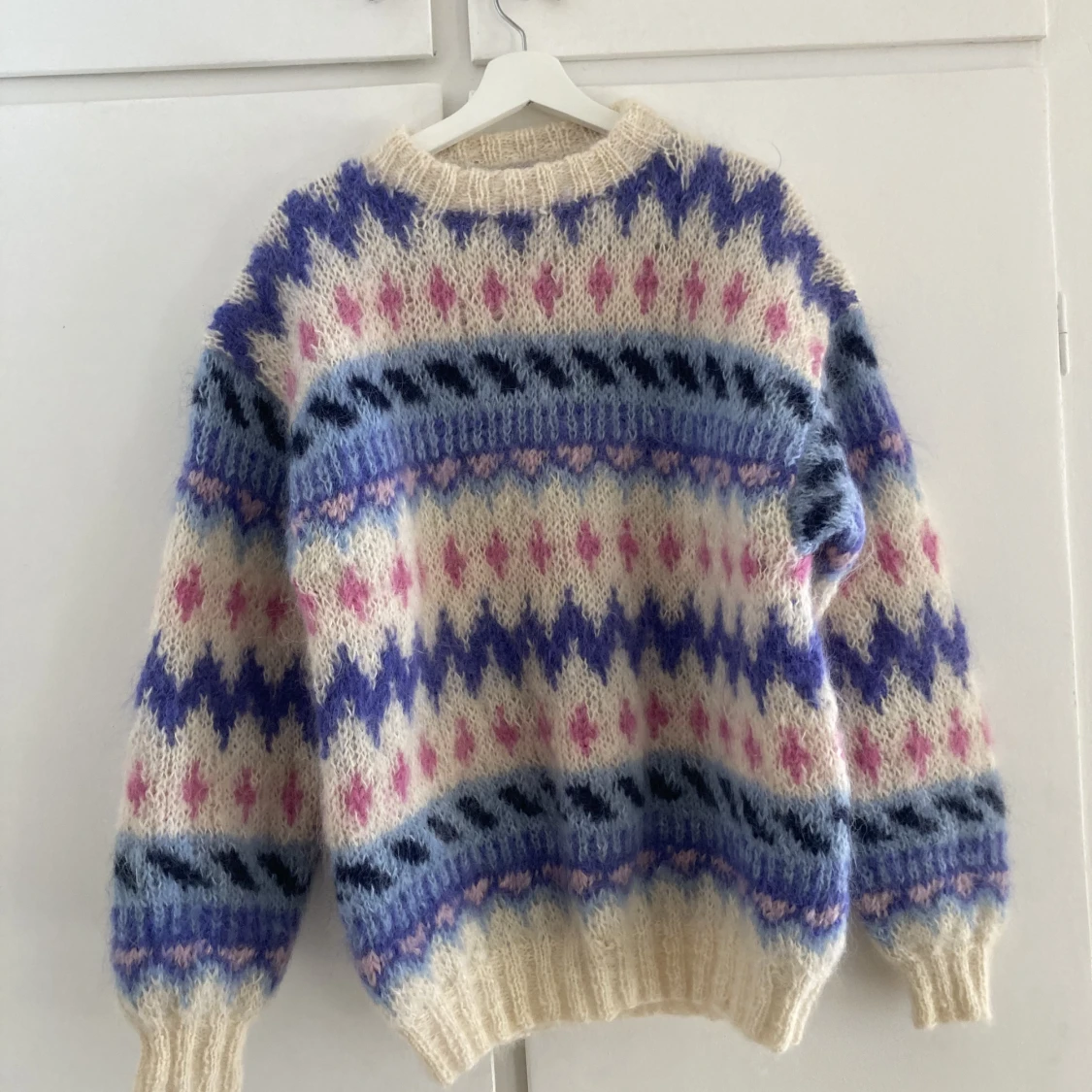 Stickad färgglad tröja